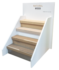 Affichage de la rénovation d'un escalier en bois naturel